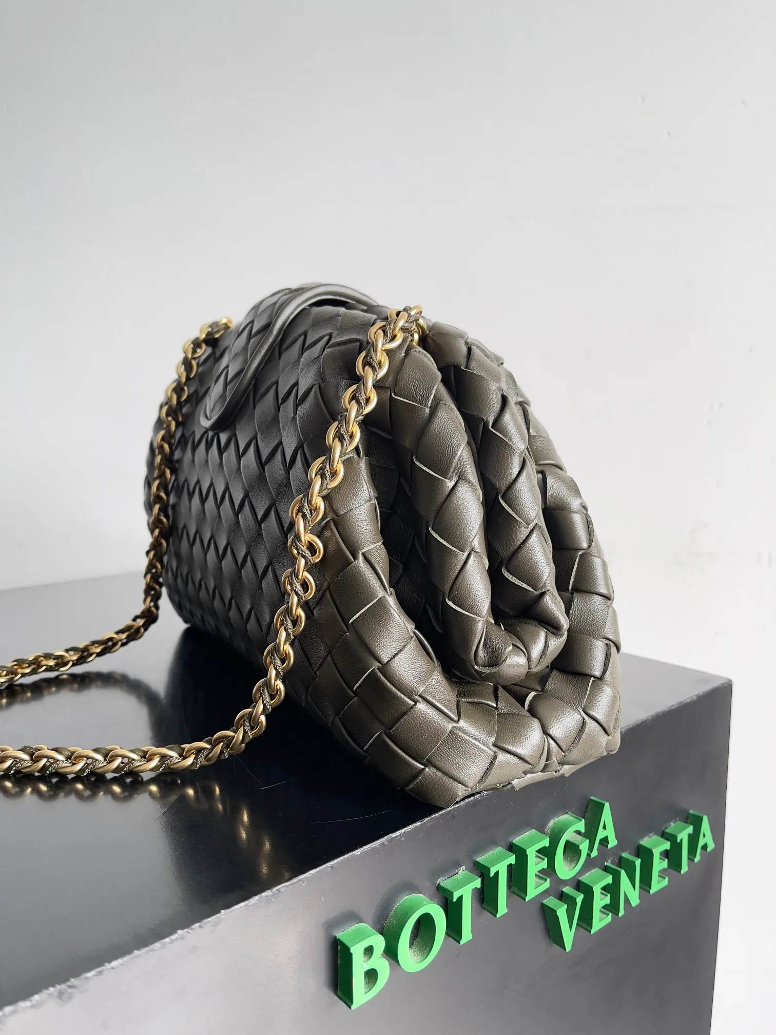 Batch 2260 BOTTEGA VENETA Lady's LAUREN CLUTCH Chain Clutch was inspired by 40 years ago. It is a perfect fusion of classic and modern bags. It is effortless and fashionable for any occasion and at any time. The newly added detachable metal chain allows people to have more ways to carry it. It is grand and elegant. Style No.: 785807 Size: 31.5*16.5*11cm